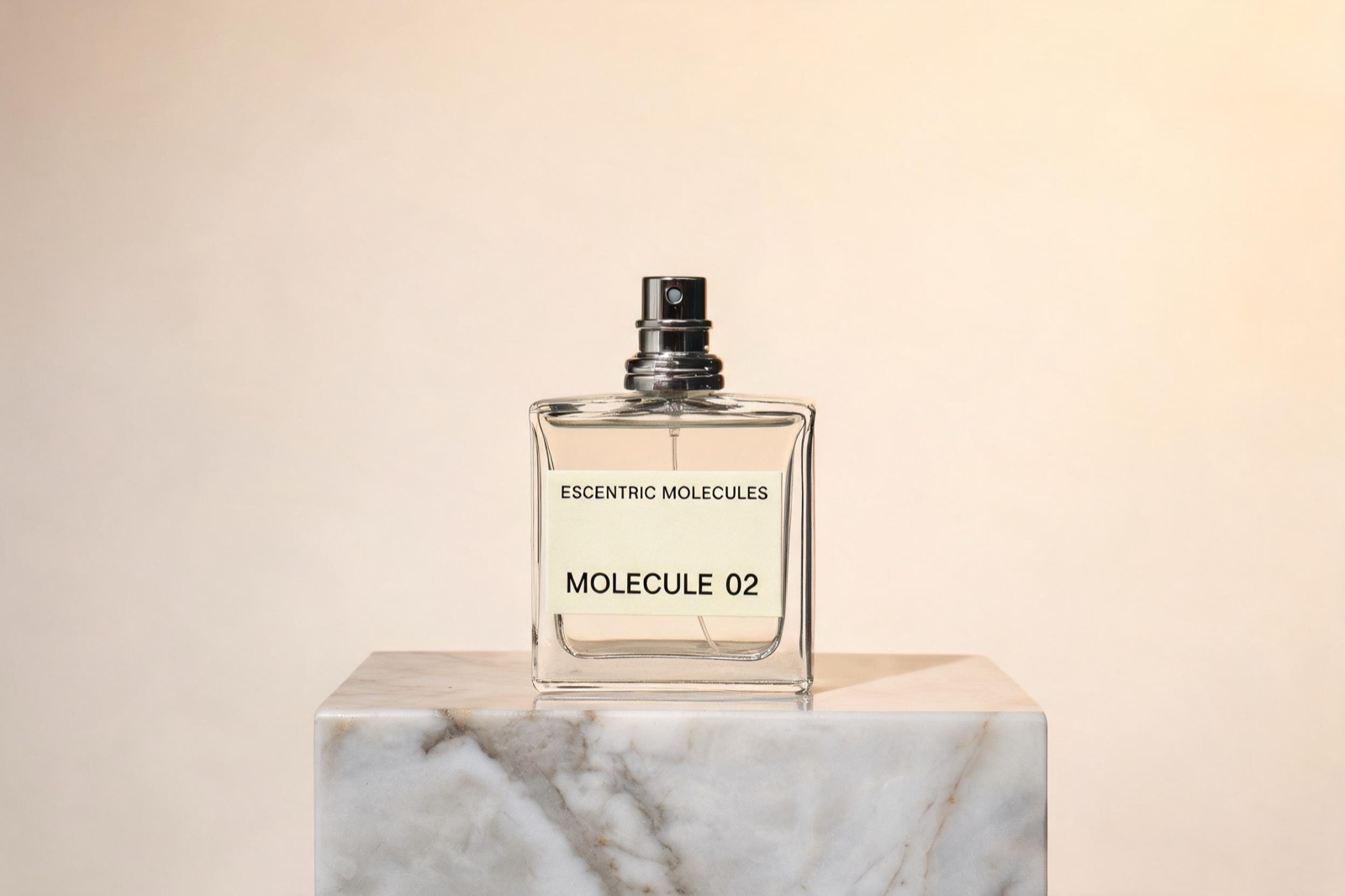 Флакон molekula-02, ракурс 3/4